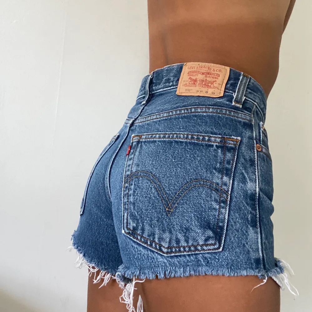 Säljer nu mina älskade levi’s eftersom de tyvärr inte passar längre! Köpta i Byron Bay, Australien💛 Modell 569, W25 men passar mer 24/25.. Shorts.