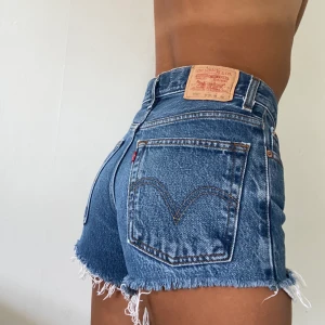 Vintage Levi’s Shorts - Säljer nu mina älskade levi’s eftersom de tyvärr inte passar längre! Köpta i Byron Bay, Australien💛 Modell 569, W25 men passar mer 24/25.