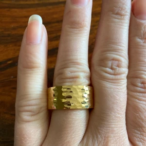 Edblad  - Guldig ring från Edblad. Helt ny med lappar. Ca 17 mm. Storlek på lappen M. Frakt 11kr 