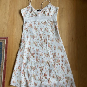 Klänning vero Moda retro vintage  - Söt romantisk klänning från vero Moda Strl L. 100% bomull. Stängs med dragkedja i sidan. Frakt ingår i priset