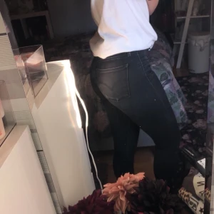 Svarta Levis jeans, 24/30 - Säljer mina svarta Levis 710 jeans då dom är för små och inte används. Använde dom mycket i början därav de nötta fickorna (syns mindre när dom sitter på). Frakt inräknat i priset!