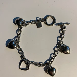 Hjärtarmband  - Super gulligt armband med ett enkelt lås. Inget bestämt pris, buda! Kan mötas upp i gbg Lägsta bud: 50kr