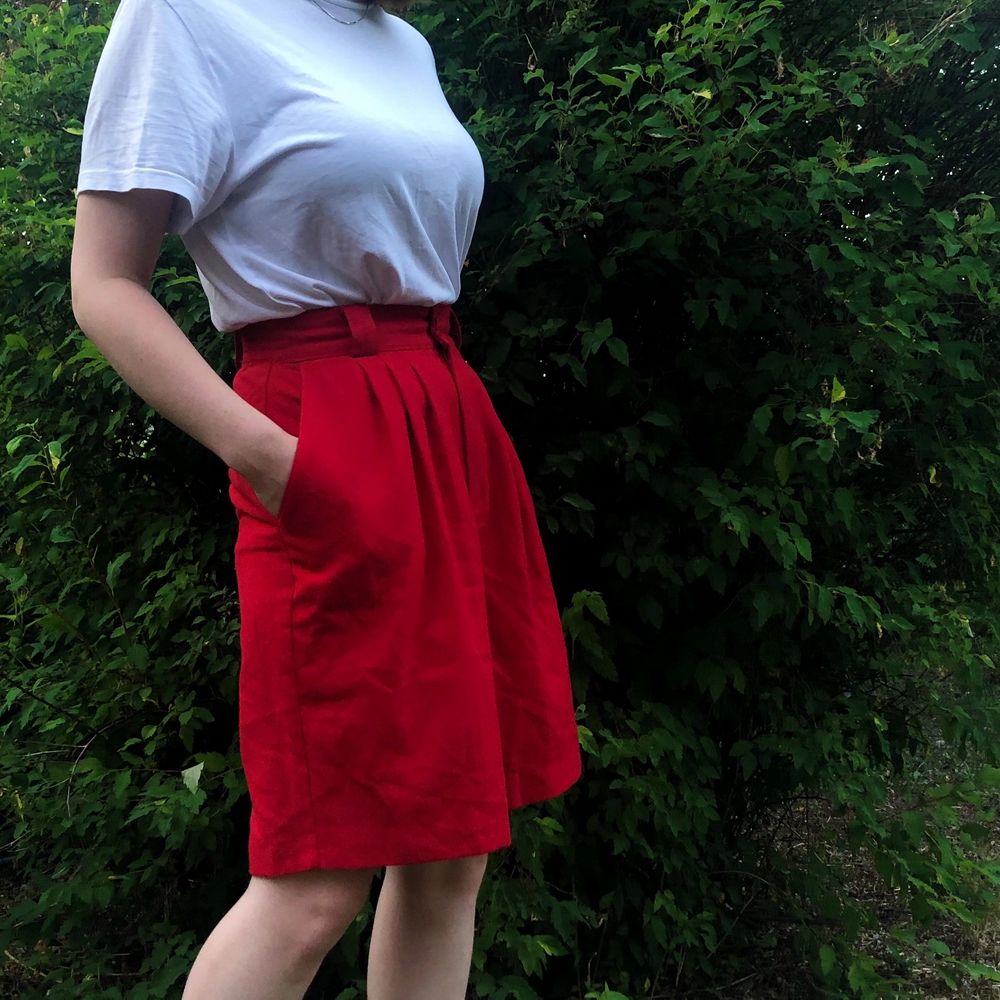 Ett par helt underbara röda långa högmidjade shorts! Otroligt sköna och skönt material. Sitter bra på mig som är M. 🌷 Kan fraktas. Betalning sker via Swish 🌷. Shorts.