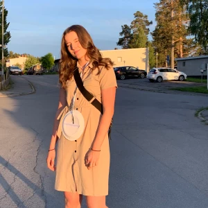 Klänning - Säljer min fin skolavslutningskläning. Lite längre modell. Köpt på zalando. Använd 1 gång.