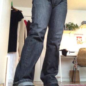 Schyssta svart/gråa jeans i använt skick. Möts i Sthlm eller fraktar mot fraktkostnad! 💋