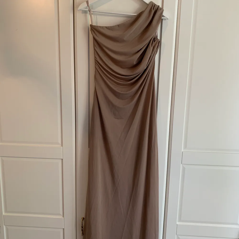 Fantastiskt fin och smickrande klänning från Petra Tungårdens kollektion i samarbete med NLY Eve. Använd en gång. Är strl 40 men insydd för att passa en strl 36-38. . Klänningar.