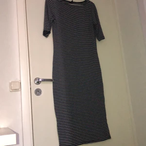 Ginatricot marinblå klänning  - En marinblå klänning från Ginatricot i storlek S