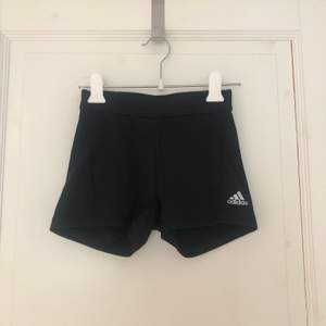 Svarta korta träningsshorts från Adidas, använda ett fåtal gånger men nu försmå. I fint skick! 