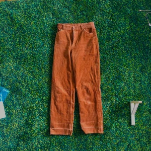 Manchester Byxor - Manchester byxor från Monki! Dessa passar mig inte riktigt, skulle säga att de skulle passa någon som brukar ha 34 ganska bra! Frakt tillkommer!🥰