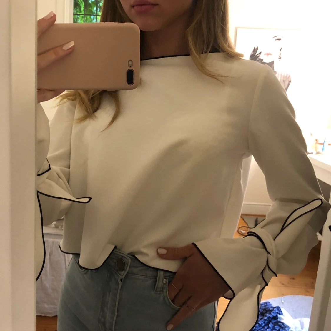 Vit blus med knyt detaljer