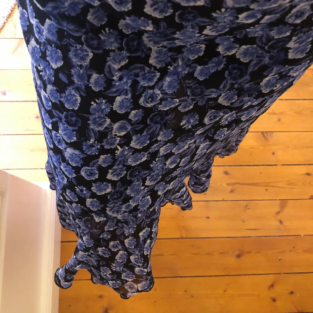 Så himla fin kjol från NAKD. I storlek 34 men passar 36 också. Dragkedja i sidan! 💙🌸 (köpare står för frakt). Kjolar.