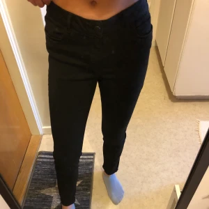Svarta jeans - Storlek 31, som en M. Knappt använda av mig, helt okej skick. Skicka ett meddelande till mig om du vill ha fler/bättre bilder ☺️ 50kr+frakt