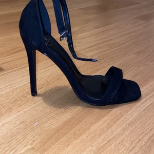 Klackskor - Säljer mina OANVÄNDA klackskor från missguided. Bara testat dom men ej gått ut med dom. Dom är verkligen snygga men passade inte mig :(