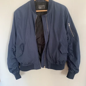 Bomberjacka strl S - Bomberjacka i märket Saint & Mortals i storlek S