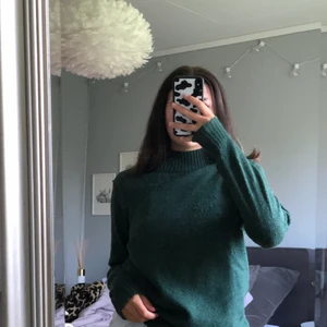 Grön stickad tröja - Supermysig, inte för tjock och kliar inte. Använd väldigt mycket då den är superfin men känner tyvärr inte att jag passar så bra i den längre.