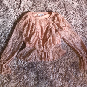 Festlig tröja - Spets tröja använd 2 gånger. Färg: dustypink. Nyskick. Dragkedja i sidan för att det ska vara lättare av ta av/på. 