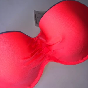 NEON ROSA BIKINI - Ny neonrosa bikini med lappar kvar. Axelband går att sätta på om man vill. Med byglar. Köparen står för frakten💓