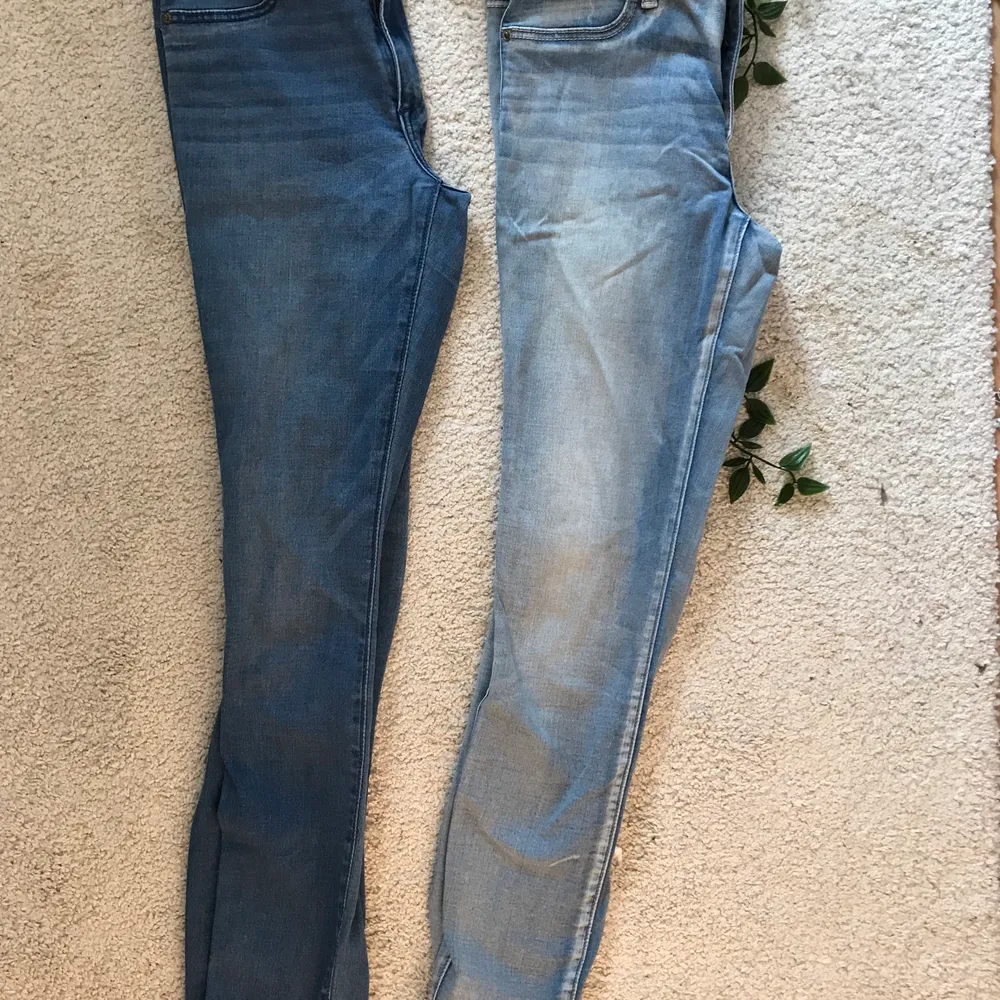 Säljer dessa Abercrombie and Fitch jeans billigt! Ett billigare pris kan diskuteras om både jeans köps <3 🥰. Jeans & Byxor.
