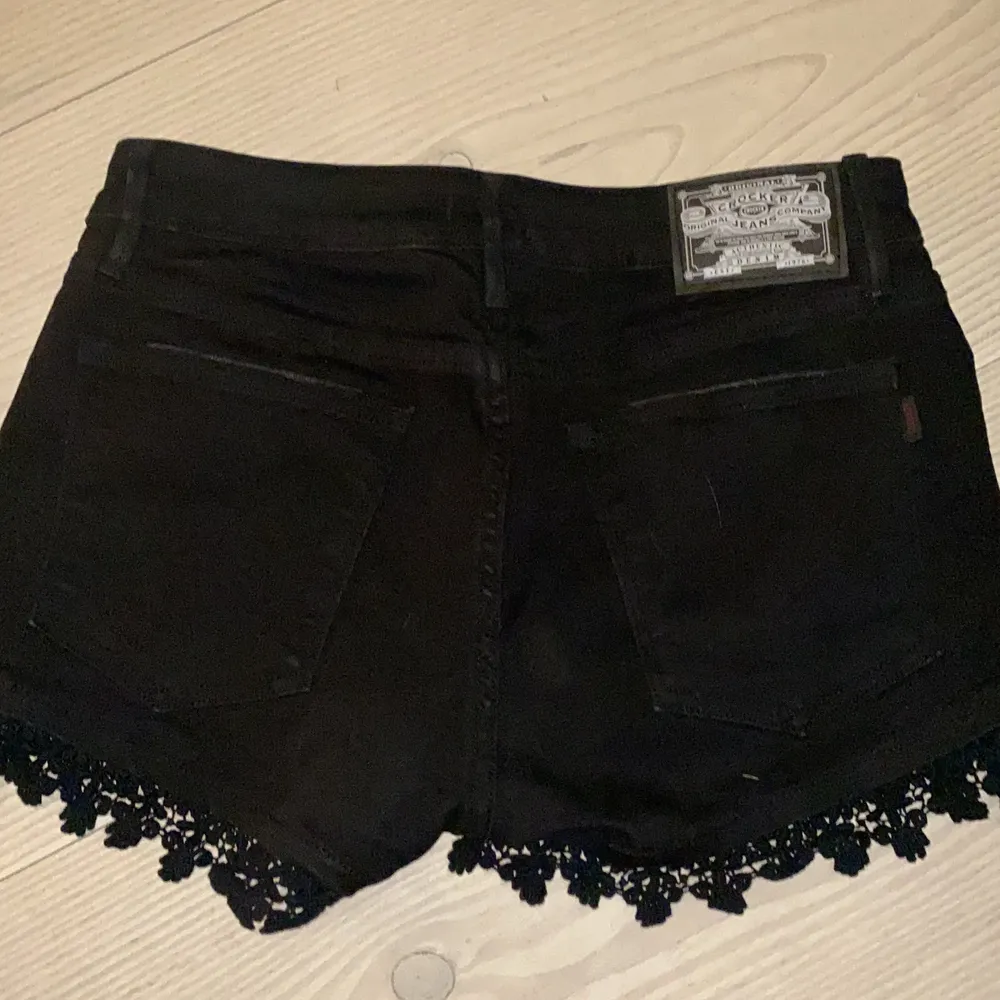 Svarta shorts med mönstrad kant i strl S knappt använda. Köpte dom för cirka 2 år sen, original pris 399kr. . Shorts.
