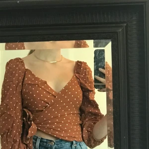 Omlott blus från gina tricot - Jättefin prickig omlott blus från gina tricot💖 färgen är dock lite mer åt det orangea hållet än vad det ser ut som på bilderna. Strl 34 men skulle säga passar XS-M då man kan knyta den hur man vill. 