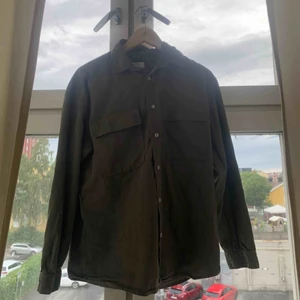  - Mörkgrön skjorta från Bershka som knappt är använd