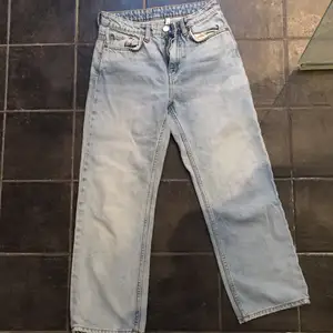 Ljusblåa jeans från Weekday i modellen voyage i storlek w25 L26. Använda 1 gång. Köparen betalar frakt utöver priset. 