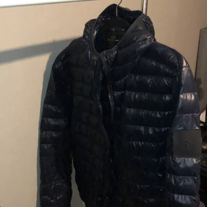 Peak Performance Jacka - Hej jag säljer min peak performance jacka för jag köpt en ny. Den är bra nu till hösten och våren men funkar också senare på året. En liten brännskada vid slutet av armleden annars är den som ny😊 (Nypris 2800kr)