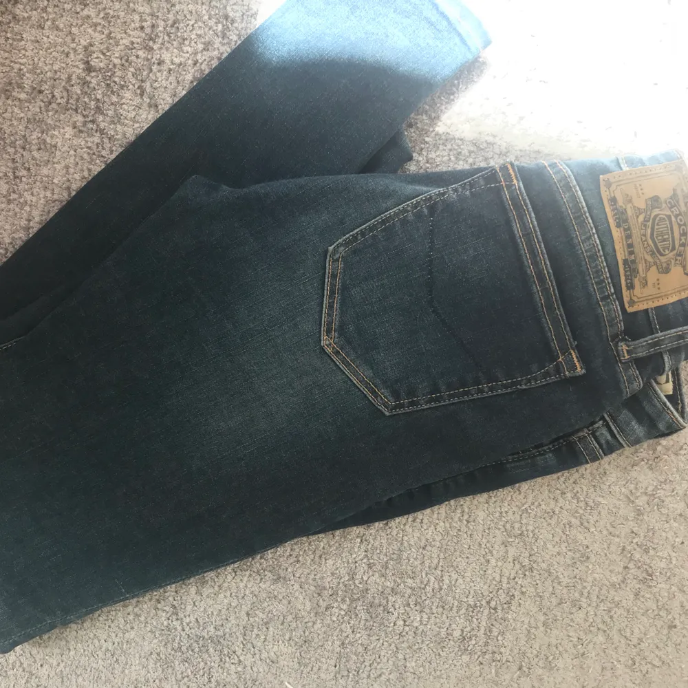 Ett par i princip oanvända jeans från Crocker! Klippt upp en slit på sidorna där nere. Frakt tillkommer 🤗. Jeans & Byxor.