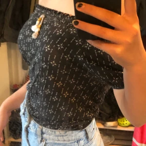 Cubus off shoulder t-shirt!🦋✨❤️ - En jätte fin mönstrad off shoulder t-shirt! ⚡️✨🦋🌪