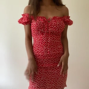 Röd kort klänning - En superfin klänning som jag tyvärr inte tycker passar min stil. Man kan även ha den som off-shoulder och passar till fest som vardag. Aldrig använd. Har stretchig material. Köparen betalar frakt på 45 kr🌸🥰