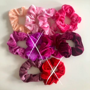 SCRUNCHIES  - HELT NYA! 20 kr styck. Kan samfrakta, köparen betalar för frakt. Betalning sker via swish. De som är markerade med X är sålda💛 