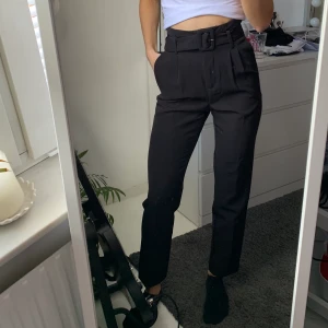 Belted suit pants na-kd - Kostymbyxor med skärp från na-kd. De är väldigt stora i storleken så passar nog bättre som 34/36. Kan mötas i Stockholm eller så står köparen för frakt.✨