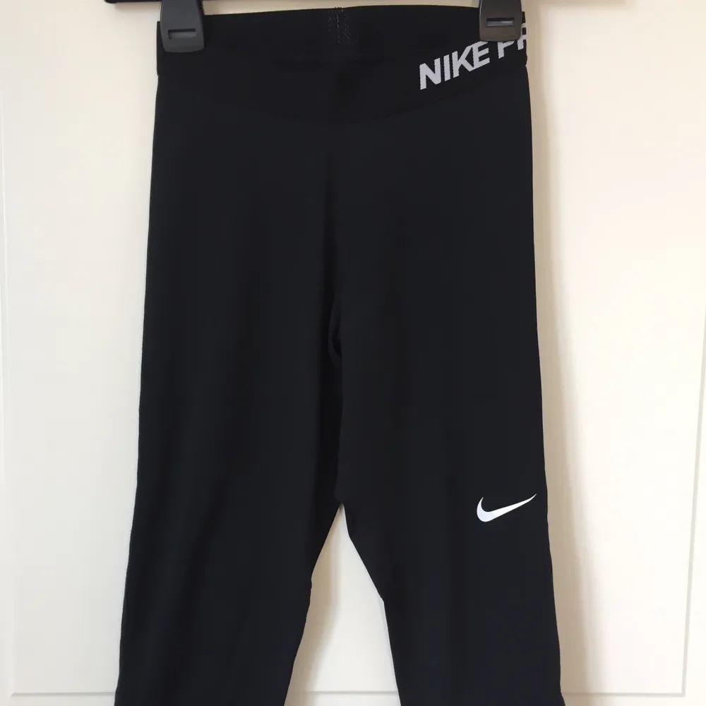 Nike tights 3/4 storlek XS.                                                   Möts upp i Stockholm och tar bara kontanter😊💕. Jeans & Byxor.