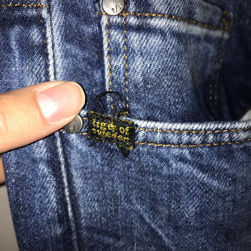 Säljer för att det inte är min personliga stil , använt fåtal gånger . Inga repor eller sönder . (Reporna på byxorna är stilen på jeansen) . Jeans & Byxor.