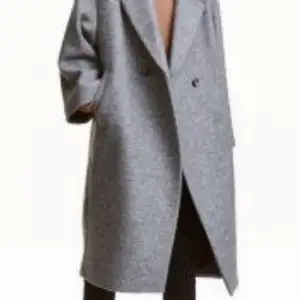 Söker denna kappa från H&M sedan några år tillbaka. Antingen i grå eller beige. (Obs lånad bild) 