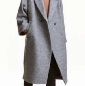 Söker!! Kappa från H&M trend - Söker denna kappa från H&M sedan några år tillbaka. Antingen i grå eller beige. (Obs lånad bild) 