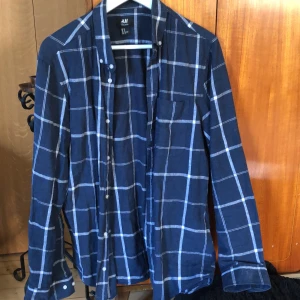 Blå vit skjorta från HM - En väldigt fin skjorta från HM som passar med det mesta man kan ha på sig, säljer den nu för att den är för liten för mig, väldigt sparsamt och försiktigt använd, köpare står för frakt