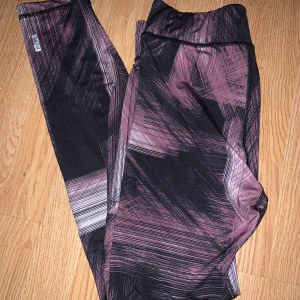 Only Play träningstights  - Säljer denna fina träningstights från Only i storlek M, knappt använd