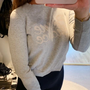 Tjocktröja grå - Fin tjocktröja den Ginatricot med tryck. Passar S-M! Använd men bra skick! 👼🏼