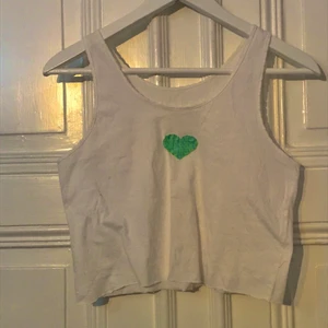 croptop - Trendig croptop med ett hjärta på bröstet. Passar ca s/m. 