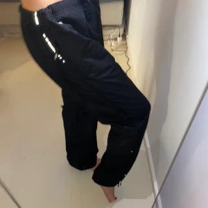 Track pants - Svarta vindbyxor/ trackpants köpta second hand från Åhléns! <33 Pris går att diskutera. Passar S-M ish