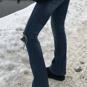 Jeans - Säljer dessa super snygga jeans i storlek 27/33! 