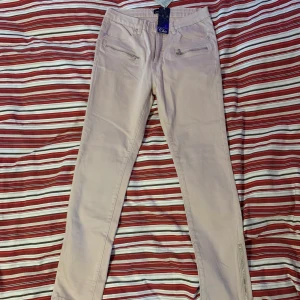 Ljusrosa byxor  - Ljusrosa byxor, strl 38, prislapp kvar, oanvänd.  Frakt tillkommer! 