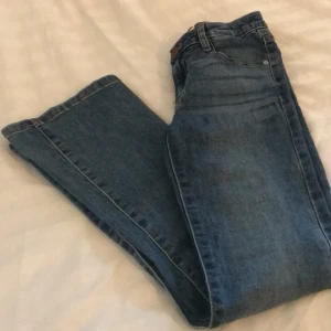 Snygga vida jeans! - Säljer pga de inte passar längre! 