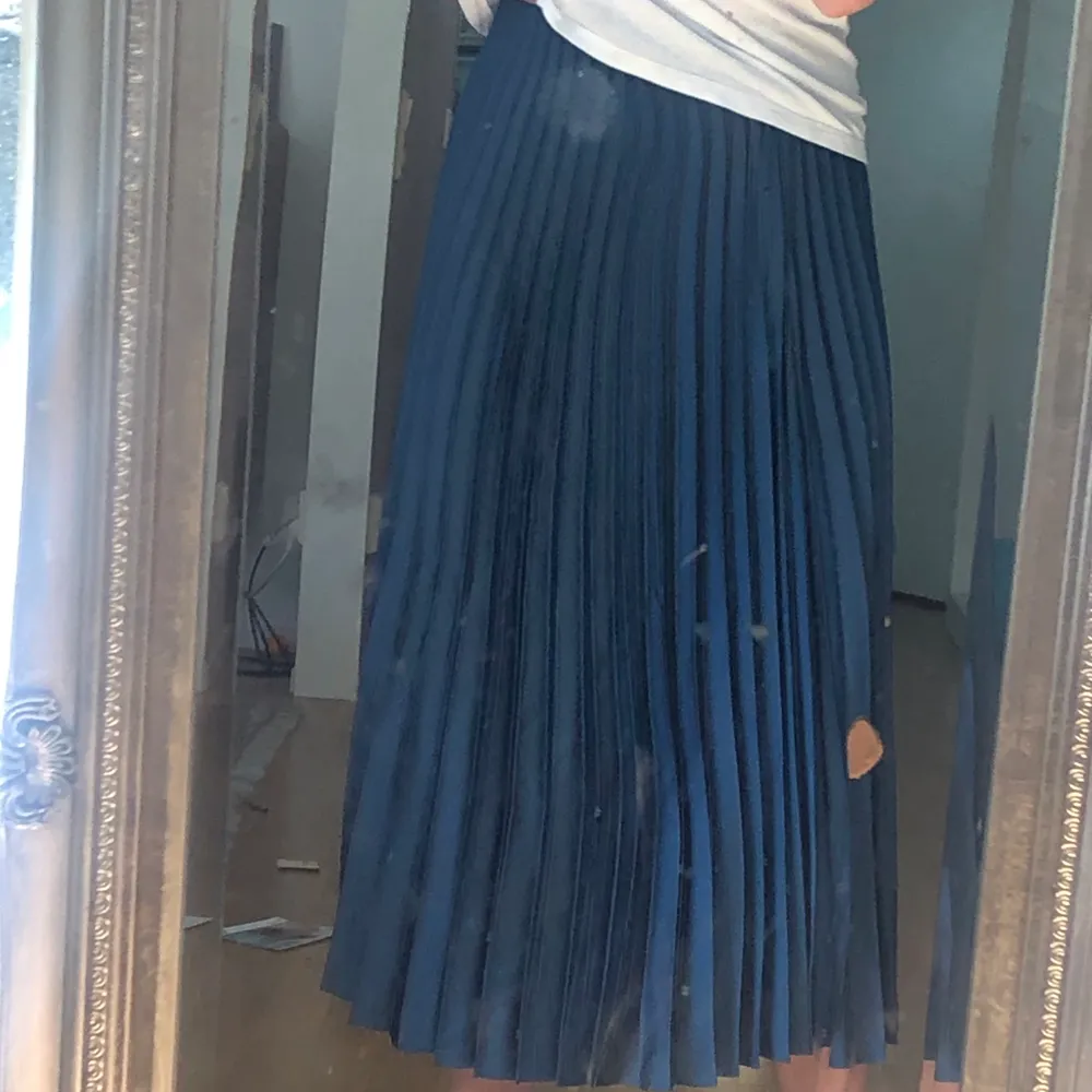 (Sorry för smutsig spegel) Säljer denna så somriga kjol från zara! Jag är 162 cm. Aldrig Andvänd då den inte har varigt min stil, men så fin! Möts upp i Sthlm.. Kjolar.