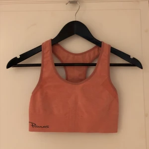 Sport-bh  - Sport-bh från panos emporio i seamles modell. Medium support och så skön att träna i. Säljes då den blivit förliten. 