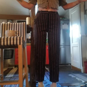 Urban outfitters  - 🦋Sköna ankellånga byxor från Urban outfitters. Jag är 167cm. Frakt 60:-🦋