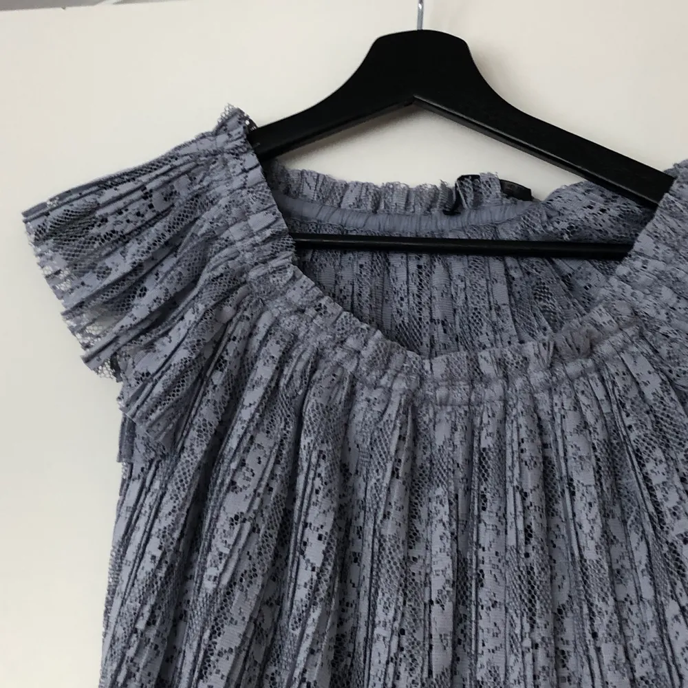 Jättesöt off shoulder blus/top från Zara! Passar bra till sommaren då den inte är så jättevarm. Den är i strl M men passar mig som har XS/S. Den är väldigt stretchiga så passar säkert dig som har M också💕💕 (Frakten ingår i priset). Blusar.