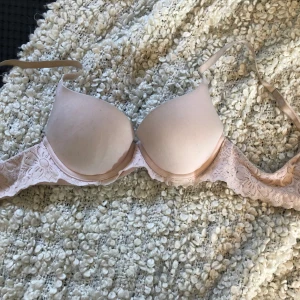 aerie push-up bh stl 75B - denna bh:n är sååå så bekväm men passar tyvärr inte längre :( den är från aerie, en fin ljusrosa färg! kontakta mig vid intresse, priset kan diskuteras!💓