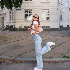 Yoko jeans från monki - Säljer mina jeans i den populära modellen Yoko från monki. I storlek 26💕💕 lånade bilder, hon på första bilden är 173. Så fina och så bekväma!  lite slitna längst ner då de varit lite för långa på mig som är 163, kontakta privat för närmre bilder. Köparen står för frakten😋💕